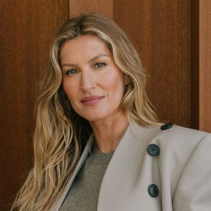 Mini bolo de cenoura de Gisele Bündchen leva opções mais saudáveis para o óleo e farinha, além de não conter leite