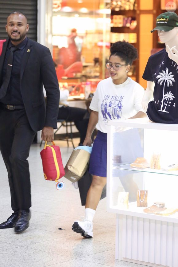 Tia Milena desembarca no aeroporto Santos Dumont cercada por fãs e chama atenção com aerolook confortável e sofisticado