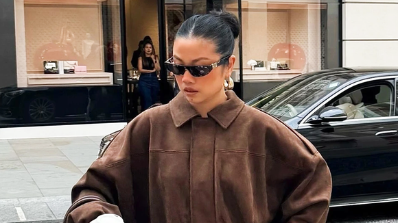 Esta é a jaqueta viral da ZARA que nos fez amar a camurça; descobrimos uma peça idêntica que custa menos da metade do preço