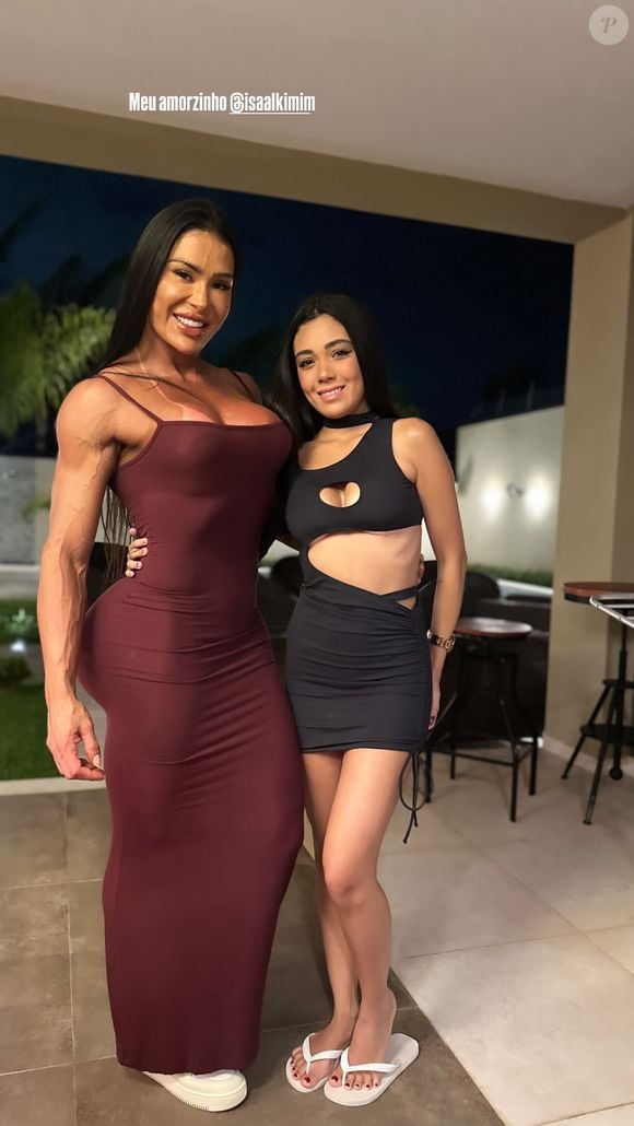 Gracyanne Barbosa posou para foto com filha de Belo Isadora