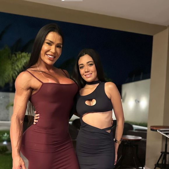 Gracyanne Barbosa posou para foto com filha de Belo Isadora