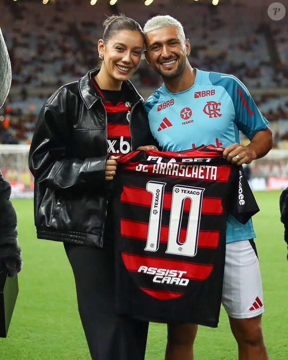 Arrascaeta, do Flamengo, e a mulher foram vítimas de tentativa de assalto na saída do Maracanã após jogo contra o Palmeiras em 19 de outubro de 2025