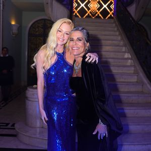 Marina posou com Abdul, com quem está noiva desde 2023, além de registrar momentos ao lado da aniversariante e de Glória Pires, a quem demonstrou grande carinho durante o evento.