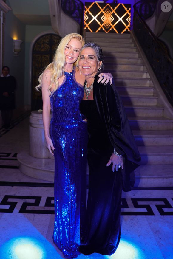 Marina posou com Abdul, com quem está noiva desde 2023, além de registrar momentos ao lado da aniversariante e de Glória Pires, a quem demonstrou grande carinho durante o evento.