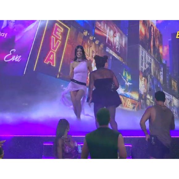 'BBB 25': Vitória Strada retornou à festa pelo palco, após conseguir montar o quebra-cabeças.