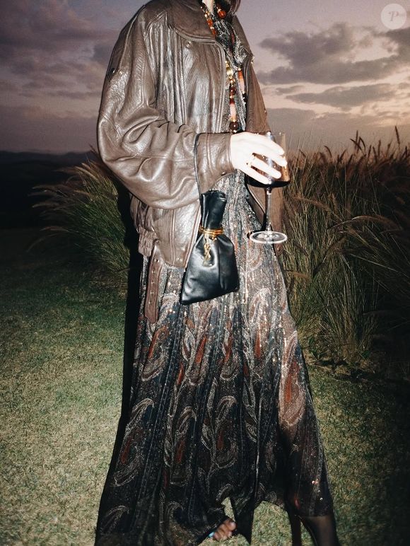 Bruna Marquezine elegeu jaqueta bomber de couro de R$38.820