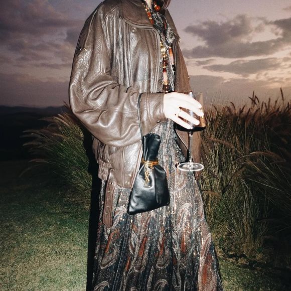 Bruna Marquezine elegeu jaqueta bomber de couro de R$38.820