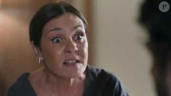 Adriana Esteves reclamou com a direção de 'Mania de Você' por repetir diversas vezes a palavra 'pen drive' em cena decisiva