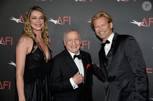 Mel Brooks em foto ao lado de Luana Piovani e Marcello Coltro no tapete vermelho do 41st AFI Life Achievement Award em junho de 2013
