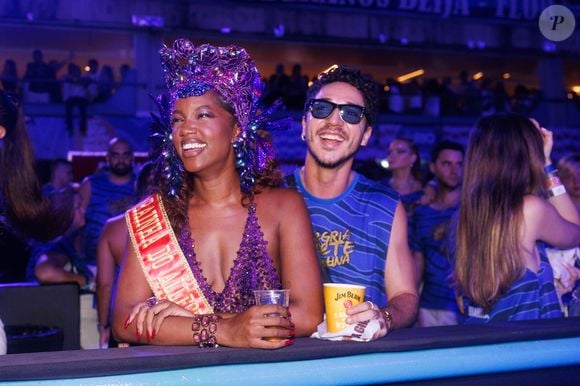 O suposto affair entre Iza e João Vítor Silva fez o nome do ator disparar nas buscas após viralizar uma cena antiga da série Feras, exibida pela MTV