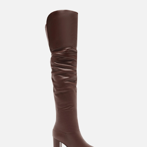 Já a Bota Over The Knee Marrom Couro Salto Alto é a escolha ideal para quem gosta de presença. Em couro, o modelo tem cano alto que cobre os joelhos e salto alto. Até o fechamento da matéria, o valor era de R$ 469,90 ou 5x de R$ 93,98 sem juros, de acordo com o site da Arezzo