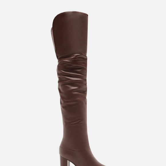 Já a Bota Over The Knee Marrom Couro Salto Alto é a escolha ideal para quem gosta de presença. Em couro, o modelo tem cano alto que cobre os joelhos e salto alto. Até o fechamento da matéria, o valor era de R$ 469,90 ou 5x de R$ 93,98 sem juros, de acordo com o site da Arezzo