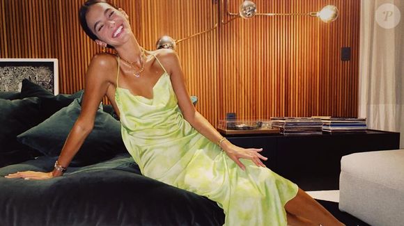 Bruna Marquezine combina tênis e vestido para ver final do 'BBB20' nesta segunda-feira, dia 27 de abril de 2020