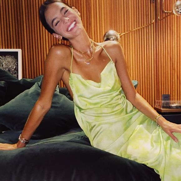 Bruna Marquezine combina tênis e vestido para ver final do 'BBB20' nesta segunda-feira, dia 27 de abril de 2020