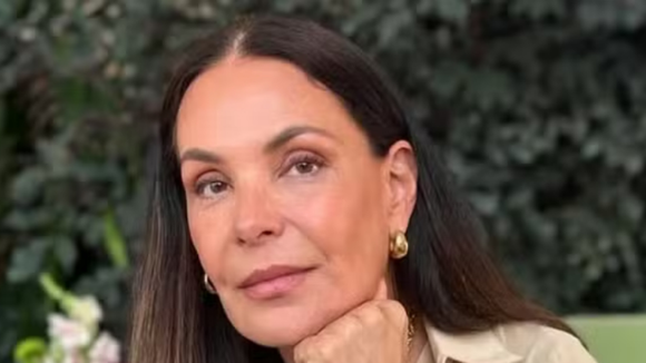 Acidente de carro causou traumatismo na coluna cervical em Carolina Ferraz