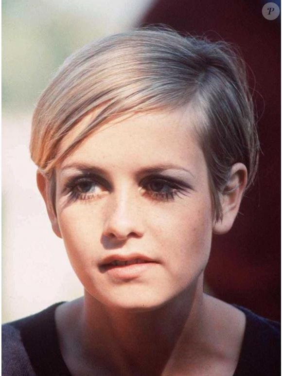 Twiggy apareceu, em 1966, com um pixie de inspiração mod, marcado por laterais graduadas, topo mais longo e risca lateral profunda, com fios polidos e alinhados