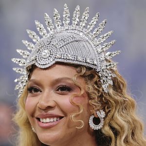 Look de Beyoncé no Met Gala 2026 mistura transparência, brilho e construção artística; coroa em formato de sol completa o look poderoso