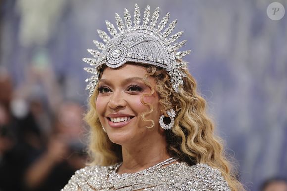 Look de Beyoncé no Met Gala 2026 mistura transparência, brilho e construção artística; coroa em formato de sol completa o look poderoso