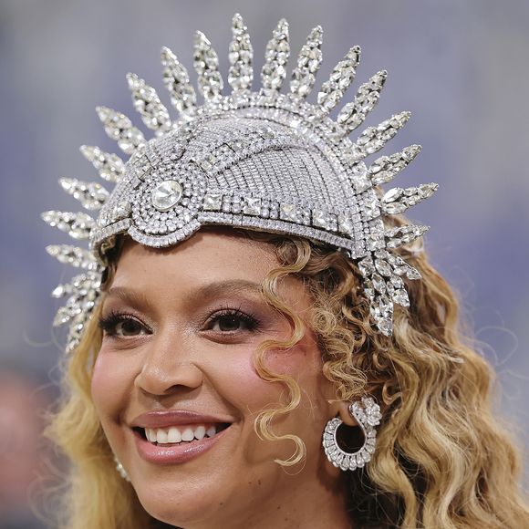 Look de Beyoncé no Met Gala 2026 mistura transparência, brilho e construção artística; coroa em formato de sol completa o look poderoso