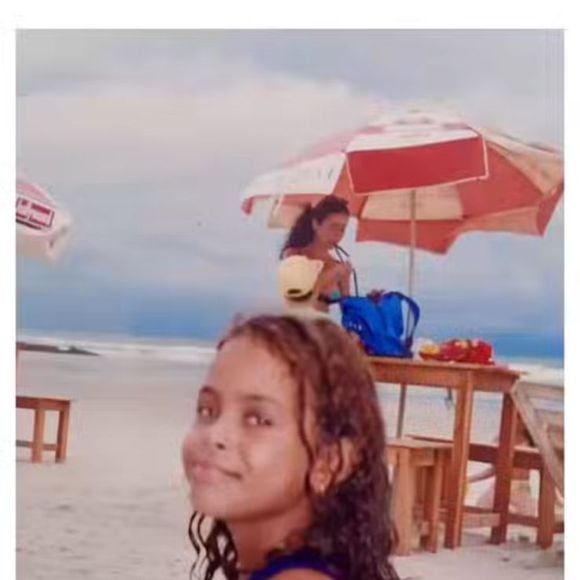 Registros da infância mostram Sarah cacheada, imagem que hoje ganha novo significado com a decisão da sister de voltar às origens no 'BBB 26'