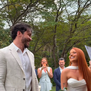 Viih Tube escolheu um vestido de cetim para o casamento civil com Eliezer e completou o look com luvas longas e uma echarpe no pescoço
