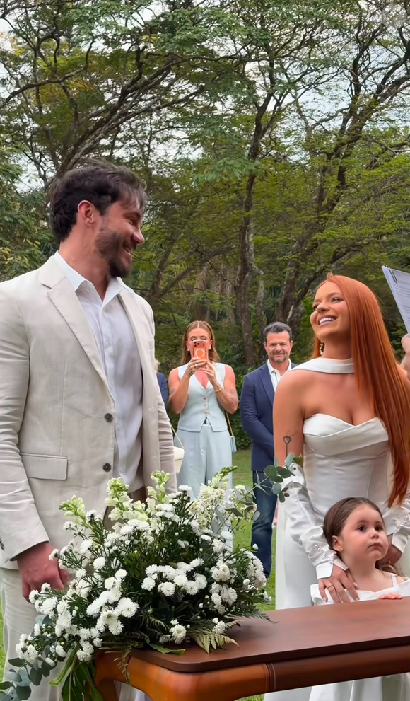 Viih Tube escolheu um vestido de cetim para o casamento civil com Eliezer e completou o look com luvas longas e uma echarpe no pescoço