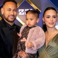 Poderosos! Grávida, Bruna Biancardi vai a leilão com Neymar e Mavie, que usa look de R$ 8,6 mil; veja fotos