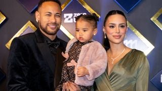 Poderosos! Grávida, Bruna Biancardi vai a leilão com Neymar e Mavie, que usa look de R$ 8,6 mil; veja fotos