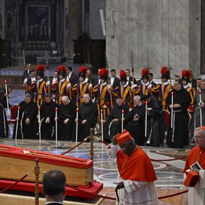 Cardeais prestam homenagem enquanto o corpo do Papa Francisco é velado na Basílica de São Pedro