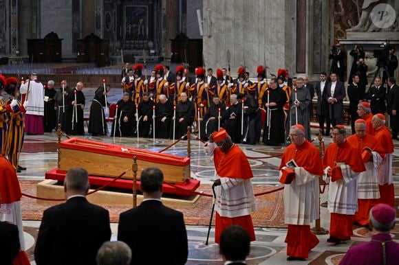 Cardeais prestam homenagem enquanto o corpo do Papa Francisco é velado na Basílica de São Pedro