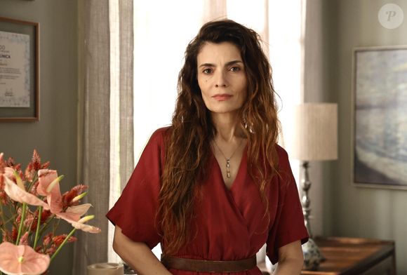 Ana (Arieta Corrêa) é psicóloga de Helena (Paolla Oliveira) na novela 'Vale Tudo'