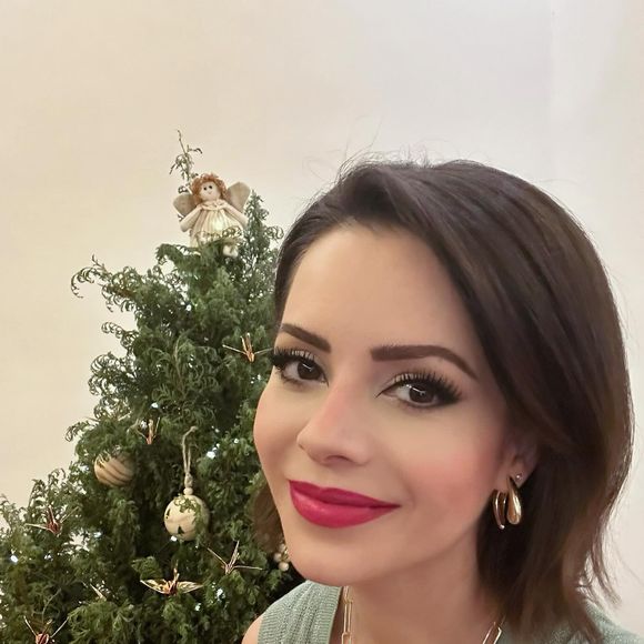 Sandy está com 43 anos e ostenta uma beleza natural que deixa todo mundo de queixo caído