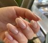 O tom queridinho das fashionistas! O nude translúcido domina a primavera com elegância minimalista e efeito de unhas impecáveis