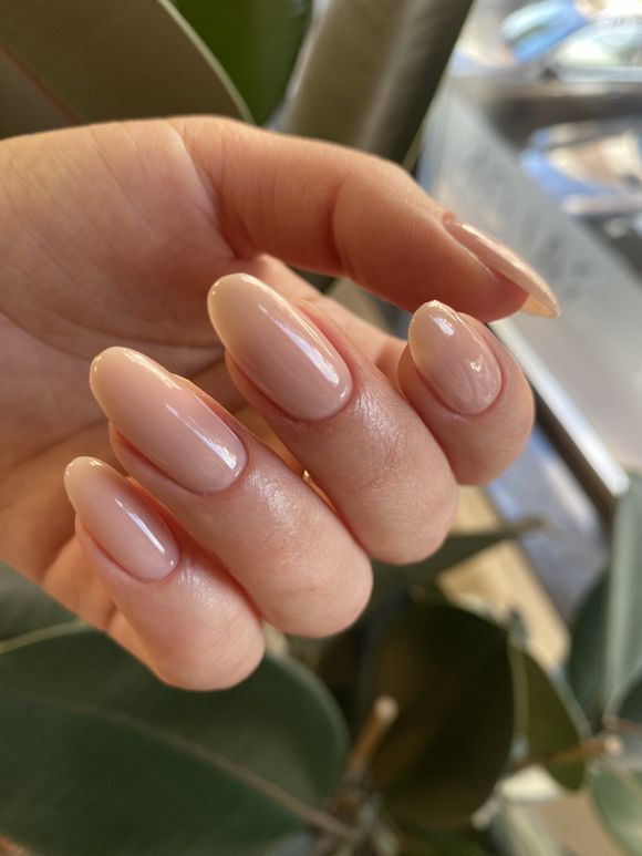 O tom queridinho das fashionistas! O nude translúcido domina a primavera com elegância minimalista e efeito de unhas impecáveis