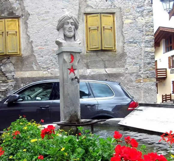 Estátua dedicada ao soldado janízaro otomano no centro da vila de Moena
