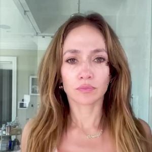 Jennifer Lopez exibiu um pouco da rotina de skincare e divulgou sua marca de beleza, a JLo Beauty