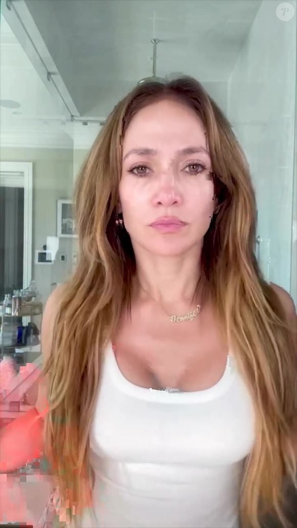 Jennifer Lopez exibiu um pouco da rotina de skincare e divulgou sua marca de beleza, a JLo Beauty