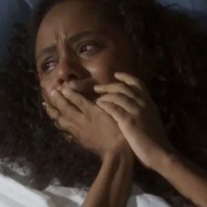 Beatriz morre em 'Garota do Momento' Jovem sofre crise de asma após ter arma apontada por Juliano (Fabio Assunção)