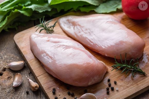 O triptofano é um aminoácido necessário para a produção de serotonina. Pode ser encontrado em em carnes, como frango e peru