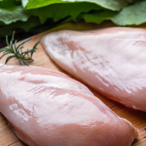 O triptofano é um aminoácido necessário para a produção de serotonina. Pode ser encontrado em em carnes, como frango e peru