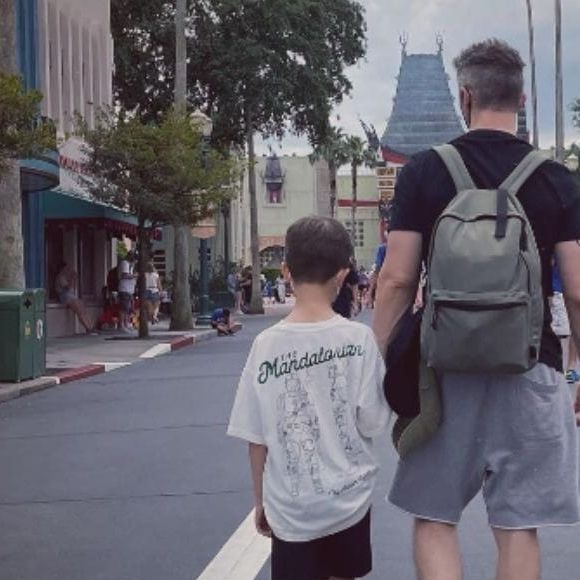 Nesta segunda-feira (16), Lucas Lima publicou uma foto rara ao lado de Theo durante uma aula de surf no litoral paulista