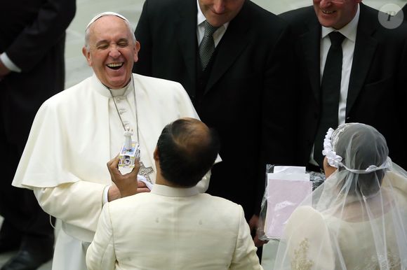 Em tempos de guerra fria conjugal, o Papa ofereceu um tratado de paz em forma de gesto: uma carícia antes de dormir.