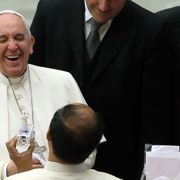 Em tempos de guerra fria conjugal, o Papa ofereceu um tratado de paz em forma de gesto: uma carícia antes de dormir.