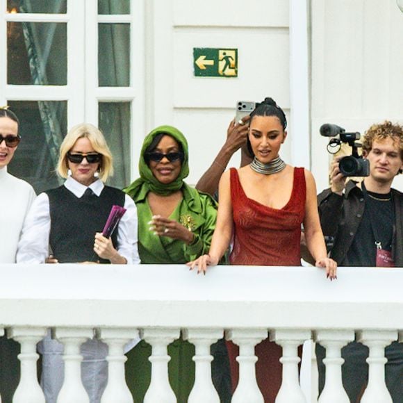 Fiel ao seu estilo glamouroso, Kim apostou em um vestido vermelho translúcido, de modelagem ajustada ao corpo e decote quadrado, que valorizou suas curvas e destacou a silhueta.