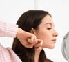 Na prática, a yoga facial consiste em estimular diferentes grupos musculares da face por meio de alongamentos, toques com os dedos e pequenas pressões