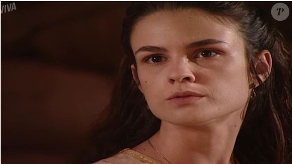 Rosana (Carolina Kasting) irrita Matteo ao evitar que veja o filho