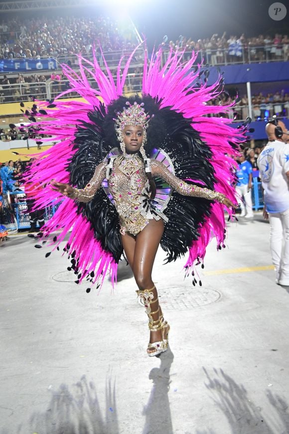 Rainha da Beija-Flor, Lorena Raissa desfilou grávida de seu primeiro filho