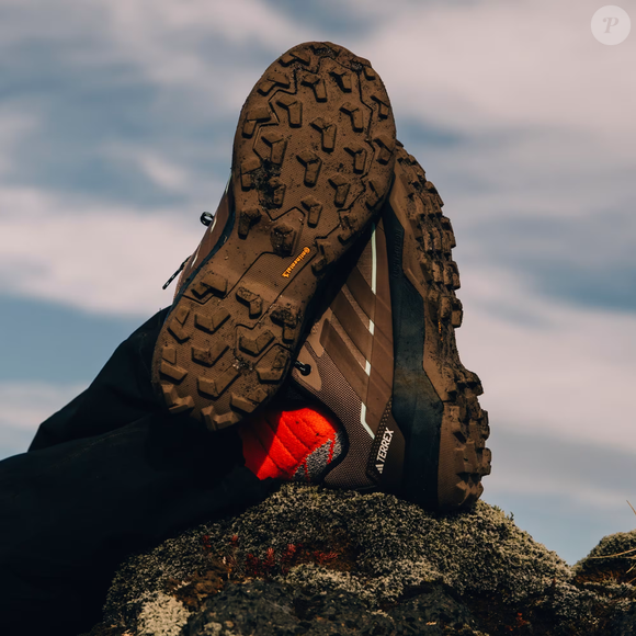 Além da proteção contra a umidade, o Tênis Terrex Skychaser AX5 GORE-TEX Caminhada aposta em uma construção leve e ágil para acompanhar deslocamentos em terrenos acidentados