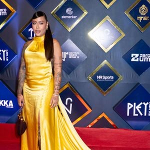 Rafaella Santos completou o look com uma bolsa e joias de ouro e brilhantes