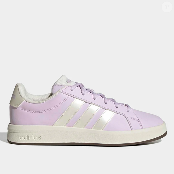 Com visual clássico, inspiração retrô e uma delicada cor lavanda, o Adidas Grand Court Base 3.0 surge como uma alternativa elegante aos modelos Samba e Gazelle, sem pesar no orçamento